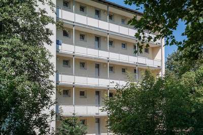 Per Aufzug erreichbar: Wohnung mit Loggia · frei ab sofort