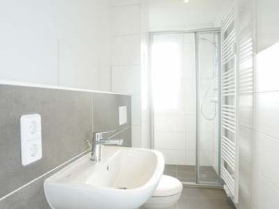 Erstbezug / Dusche / großes Wohnzimmer · frei ab 31.05.2026