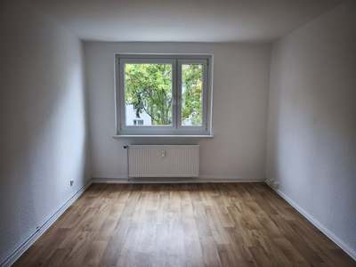 Schöne Dreiraumwohnung in der ersten Tage zum kleinen Mietpreis!