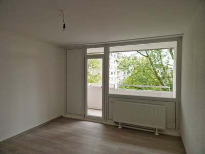 Nimm mich! Komplett renovierte 2-Zimmer-Wohnung mit Balkon!