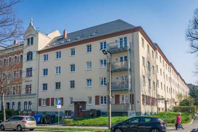 Erdgeschosswohnung im Altbau mit Balkon