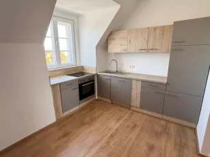 Helle, sanierte Dachgeschoßwohnung mit Fernblick
