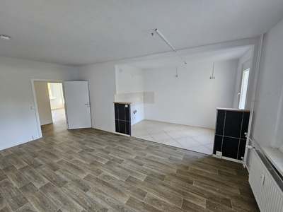 Frisch saniert - Große Wohnung mit Balkon & offener Küche im EG in Bieblach-Ost!