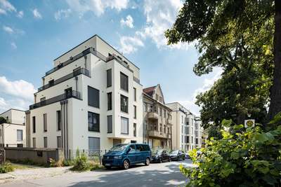 Lichtdurchflutete 4-Zimmer-Wohnung mit EBK & Balkon im grünen Buch