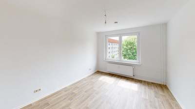 Hier lädt ein großer Balkon zum gemeinsamen Verweilen ein · frei ab 01.12.2026