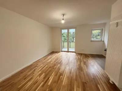 Modernisierte 2,5-Zimmer-Wohnung mit Balkon in Moosach · frei ab 01.11.2026