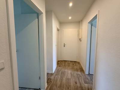 Komplett neu sanierte 3-Zimmer-Wohnung mit Balkon & modernem Bad in zentraler Lage · Haselbrunn · 3. Etage