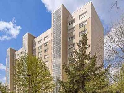 Auf gute Nachbarschaft: weitläufige 3-Zimmer-Wohnung mit Balkon