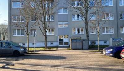 Noch zu haben! Unrenovierte 2-Raumwohnung mit Einbauküche und Balkon · frei ab 01.11.2026