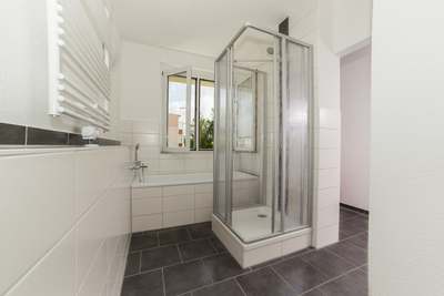 moderne Pärchen-Wohnung - offene Küche - großes Bad - Balkon -