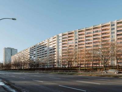 Für die Anmietung der Wohnung ist ein WBS 141-220 für einen 1 Personenhaushalt erforderlich. Durch d