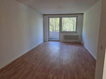 Helle 2 Zimmer Wohnung mit Balkon!