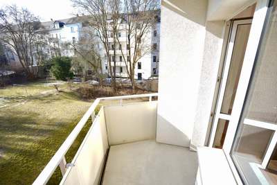 Balkon / Blick ins Grüne · frei ab 12.11.2025