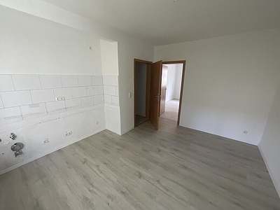 1-Zimmerwohnung mit Boden und Tapeten