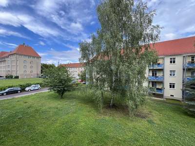 2 Raum im EG mit Balkon · frei ab 01.10.2026