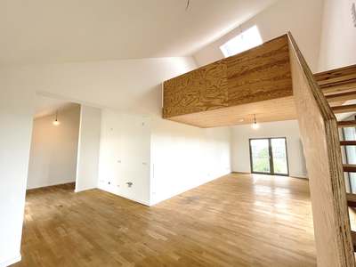Modernes Wohnen im Holzhaus – Großzügige 1-Zimmer-Galeriewohnung mit Loggia · Verfügbarkeit: Ab Sofort