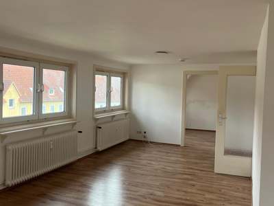 Große modernisierte 2-Zimmer-Dachgeschosswohnung in zentraler Lage