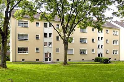 Große Küche plus 2 Zimmer und Balkon!