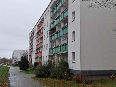 Schöne 4-Raum Wohnung mit Balkon ab September 2026 zu vermieten.