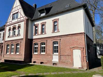 2 Zimmer in ruhiger Lage -Wir übernehmen das Renovieren für Sie ! -