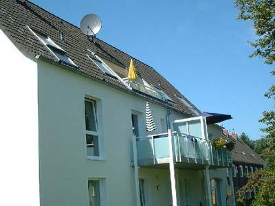 großer BalkonTageslichtbadbodentiefe Fenstergrüne Lage