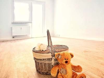 **Frisch renoviert** 4-Zimmer mit Balkon · Friedeburg · 1.OG · Verfügbarkeit: sofort