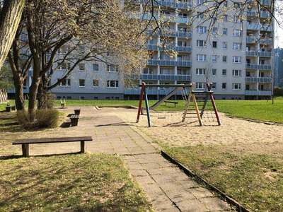 3-Raum-Wohnung mit Balkon und den Spielplatz direkt vor der Haustür