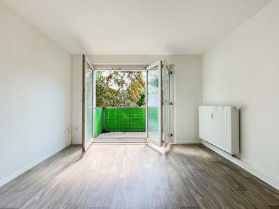 Jetzt 2x Miete sparen*: Lichtdurchflutete Wohnung mit stilvollen Flügeltüren zum Balkon