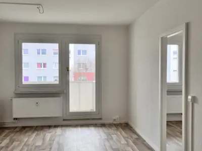 FRISCH RENOVIERT! 2 Zimmer, Tageslichtküche und XXL-Balkon