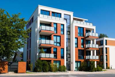 Offener Wohn-und Kochbereich: 3‑Zimmer‑Wohnung mit Balkon, Einbauküche und Stellplatz · frei ab sofort