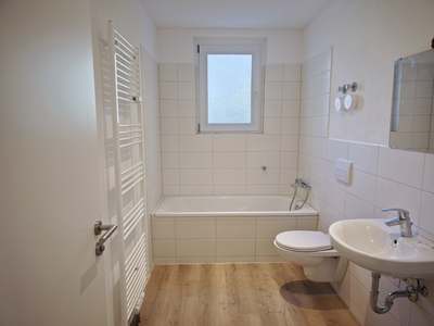 Komplett erneuert: Stilvolle 2-RW mit Balkon im ruhigen Merseburg-Süd