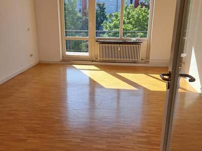 Großzügig geschnittene 3-Zimmerwohnung mit Balkon!