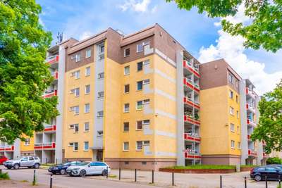 Erstklassige 4-R-Wohnung in Sonnenberg-Süd mit Balkon und XXL-Wohnbereich frei!