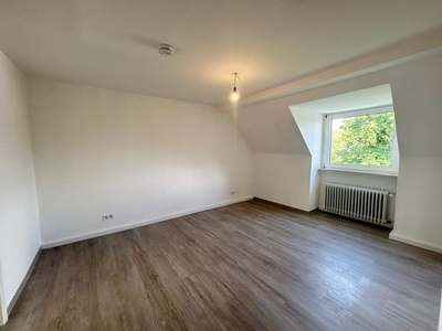 Schöne Dachgeschosswohnung mit modernem Badezimmer