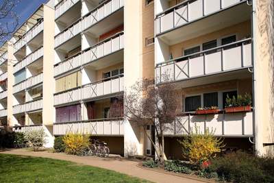 Familienglück mit kurzen Wegen! · 4. Etage · Genossenschaft · Genossenschaftsanteile: 1.120,00 € · Eintrittsgeld: 50,00 € · frei ab 01.11.2026
