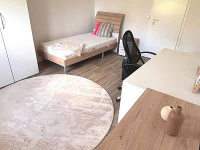 WG-Zimmer mit Balkon und Küche