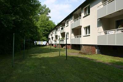 Wir renovieren für Sie! Tapete + Laminat + Neues Badezimmer mit Badewanne!
