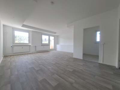 2 Monate mietfrei wohnen*: Sanierte Dachgeschosswohnung mit Balkon und Spielplatz in ruhiger Lage