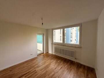 Sonniger Balkon mit Blick ins Grüne – 3 Zimmer im 3. Stock in München · frei ab 01.08.2026