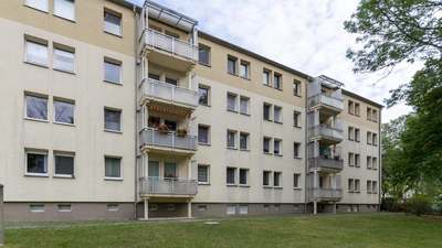 Schöne kleine Vierzimmerwohnung mit Badewanne und Balkon in Böhlitz-Ehrenberg