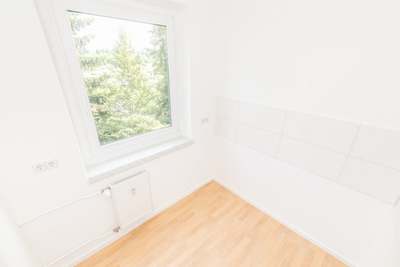 Blick ins Grüne / Aufzug / Badewanne · frei ab 14.10.2026