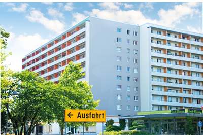 Bezugsfertige 3-Raumwohnung mit 2 Bädern, großer Küche und Balkon im Herzen der Stadt