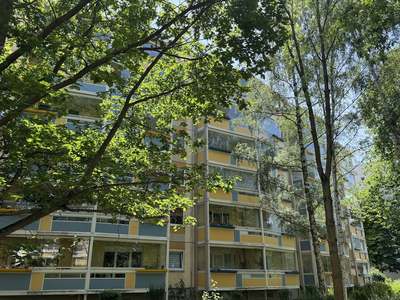 Echtes Schmuckstück. Helle Wohnung mit großem verglasten Balkon in ruhiger Lage.