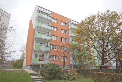 In der Herrichtung! 3-Raumwohnung mit tollem Balkon im Süden.