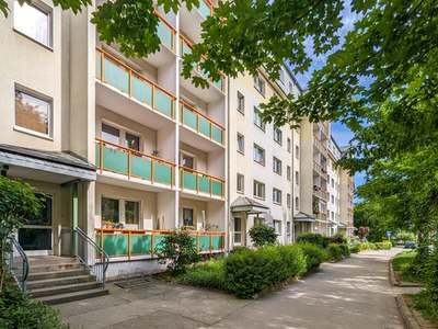 Schicke 3 Zimmer mit Balkon und Aufzug · Friedeburg · 2.OG · Verfügbarkeit: sofort